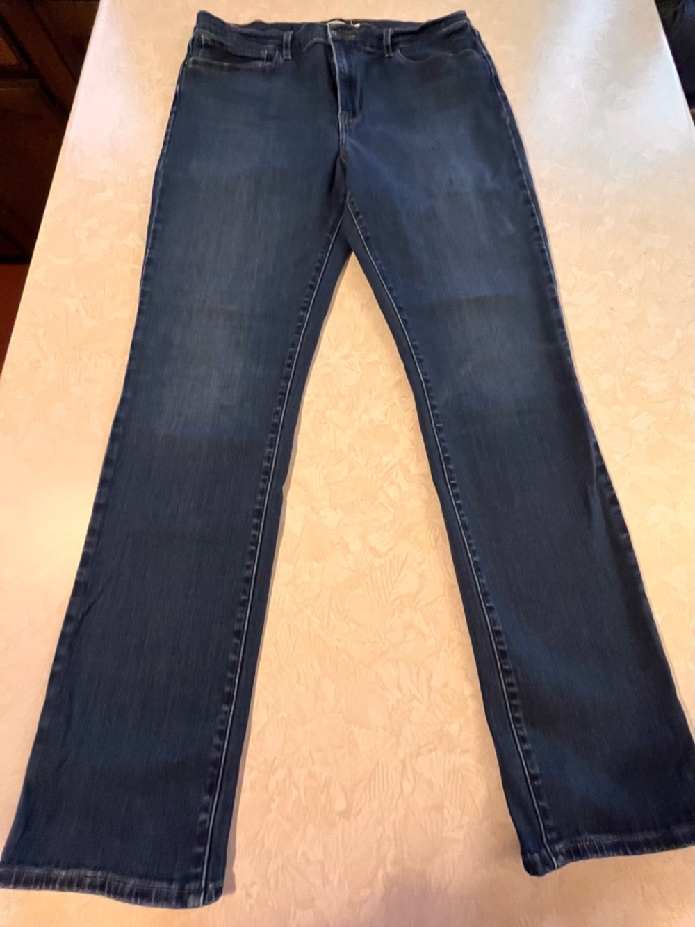 Women’s Levi’s Dark Blue Straight Leg Jeans. 724 High Rise Straight size 33x32